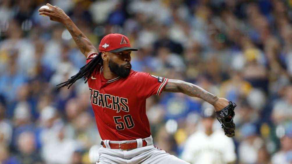 Miguel Castro durante el juego ante los Milwaukee Brewers