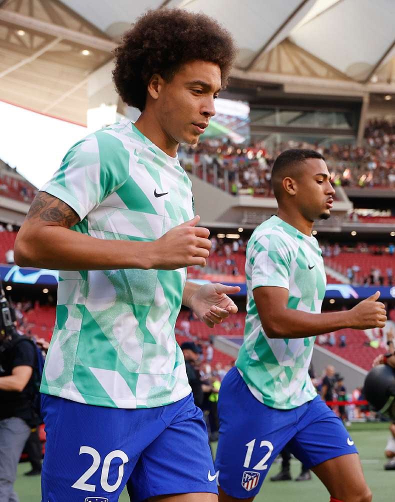 Axel Witsel y Javi Galán en calentamiento previo al juego de Champions League