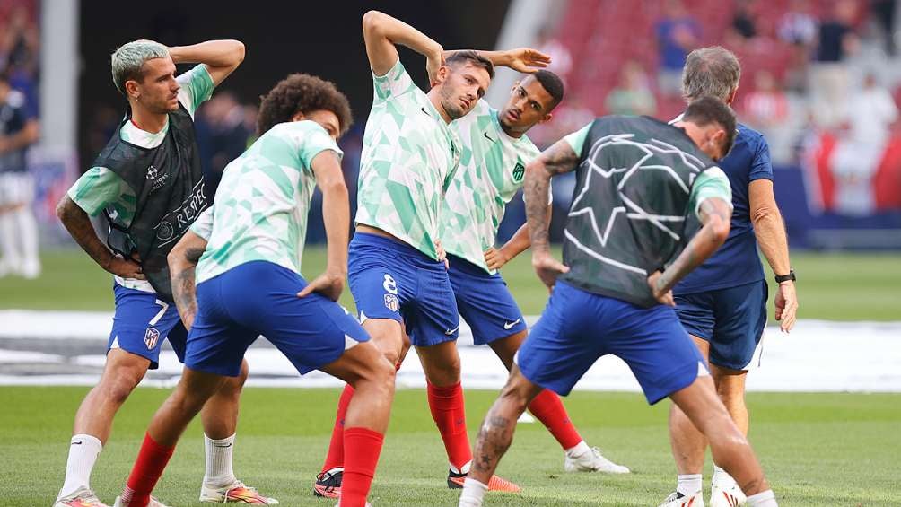 Jugadores del Atlético de Madrid calentando previo al juego contra el Feyenoord