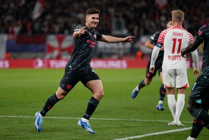 Julián Álvarez celebra su gol