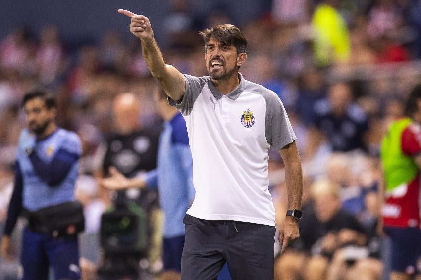 Veljko Paunovic dando instrucciones con Chivas 