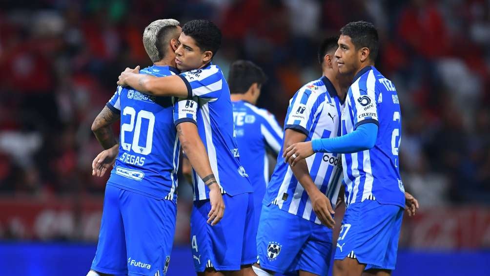 Jugadores de Rayados en celebración de gol 