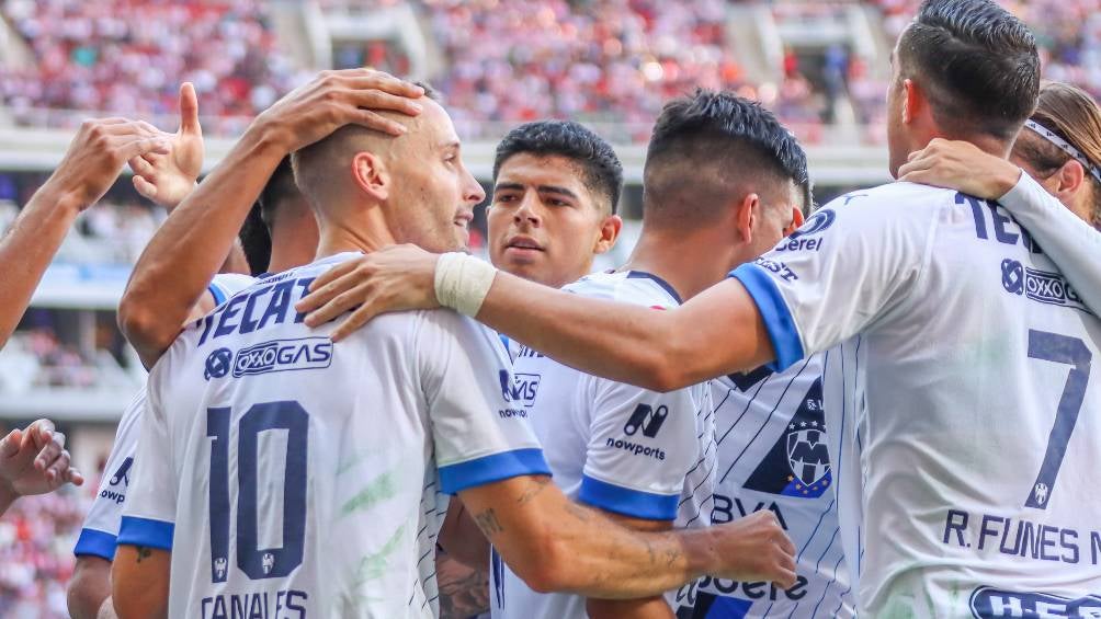 Canales celebrando con sus compañeros 