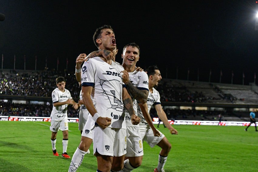 Dinenno en celebración de gol ante Gallos Blancos 