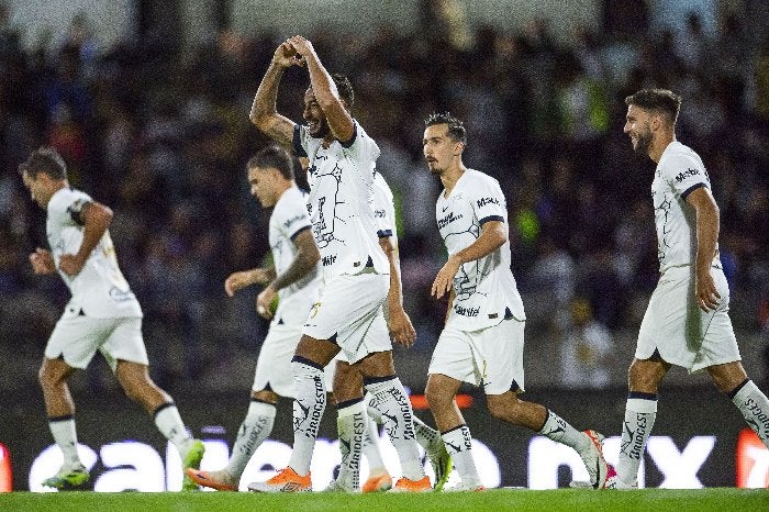 Pumas celebrando su triunfo frente a Querétaro