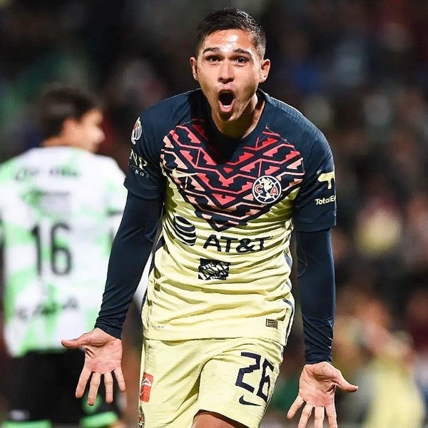 Salvador Reyes celebrando su gol 