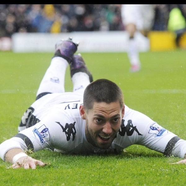 Clint celebrando su gol 