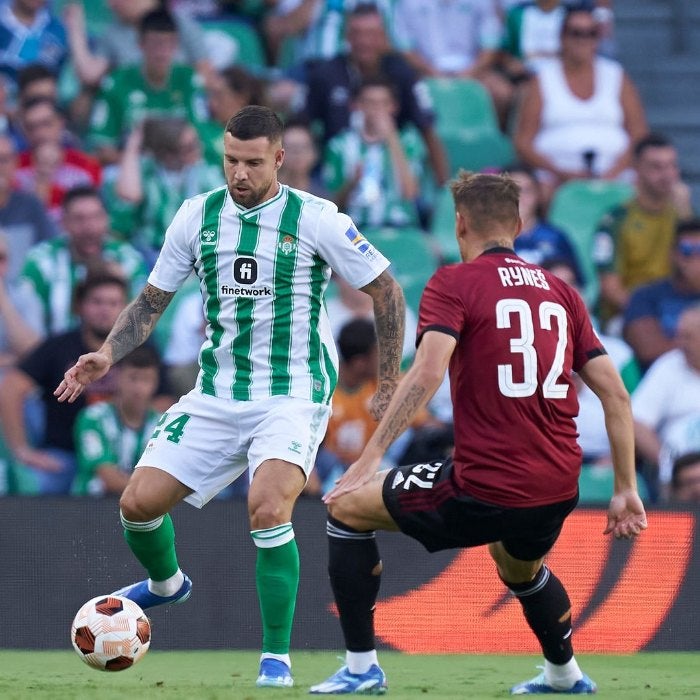 Betis disputando el balón