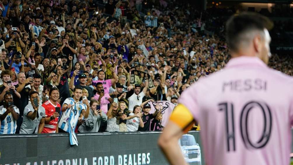 Messi se prepara para cobrar un tiro de esquina y la afición lo alienta