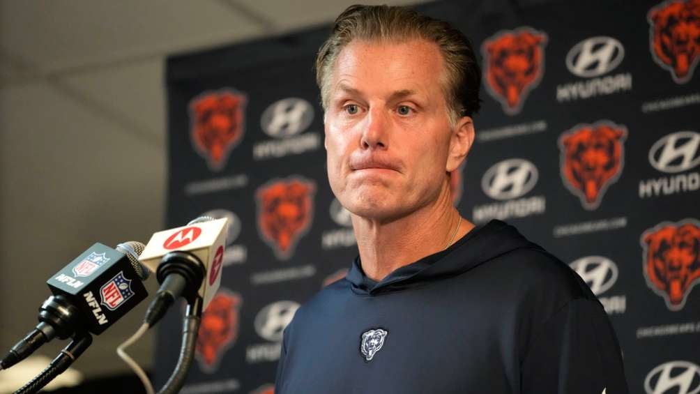 Matt Eberflus en conferencia de prensa de los Bears de Chicago