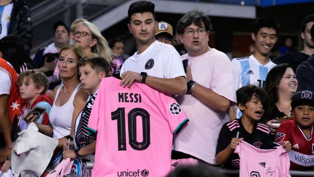 Un aficionado del Inter Miami con su playera de Messi en la tribuna