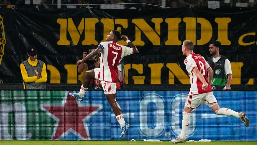 Bergwijn en celebración del gol que le dio la ventaja al Ajax