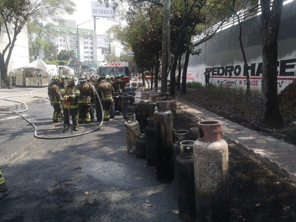 Cilindros de gas tras la explosión