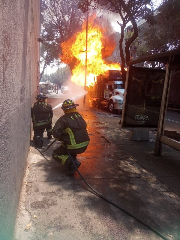 Bomberos atendiendo el incendio 