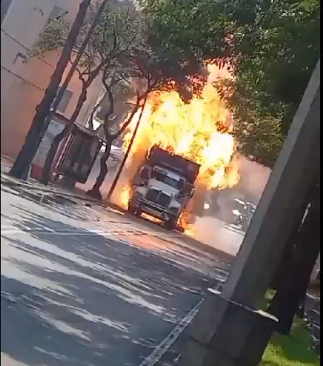 Camión con cilindros de gas explotó