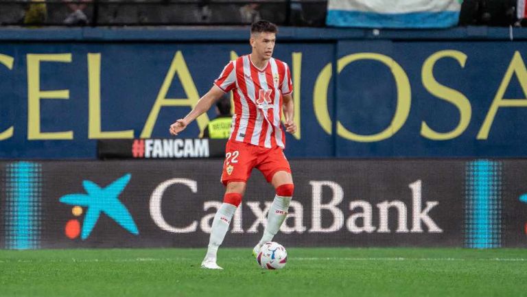 César Montes jugando con el Almería 