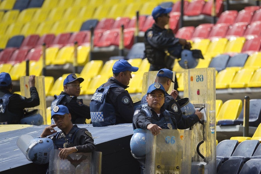 Elementos de la policía dentro del Estadio Azteca