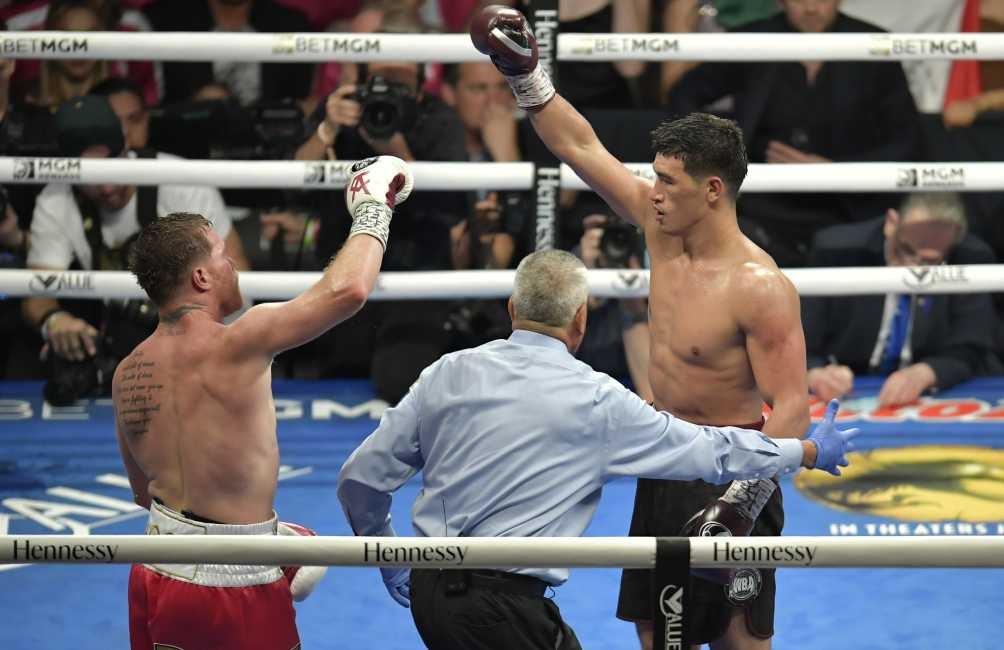 'Canelo' Álvarez y Dmitry Bivol en su combate en mayo de 2022