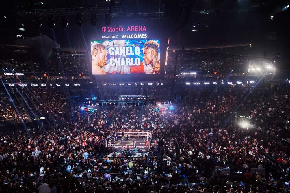 La cantante interpretó el himno previo al combate entre Canelo y Charlo