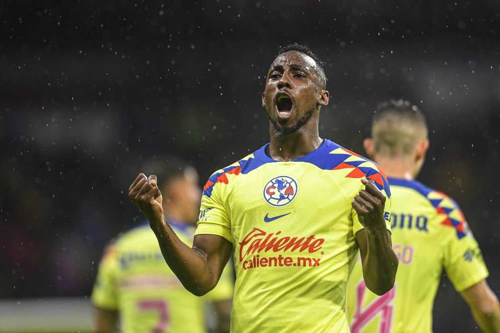 Julián Quiñones en celebración en el partido ante Pachuca