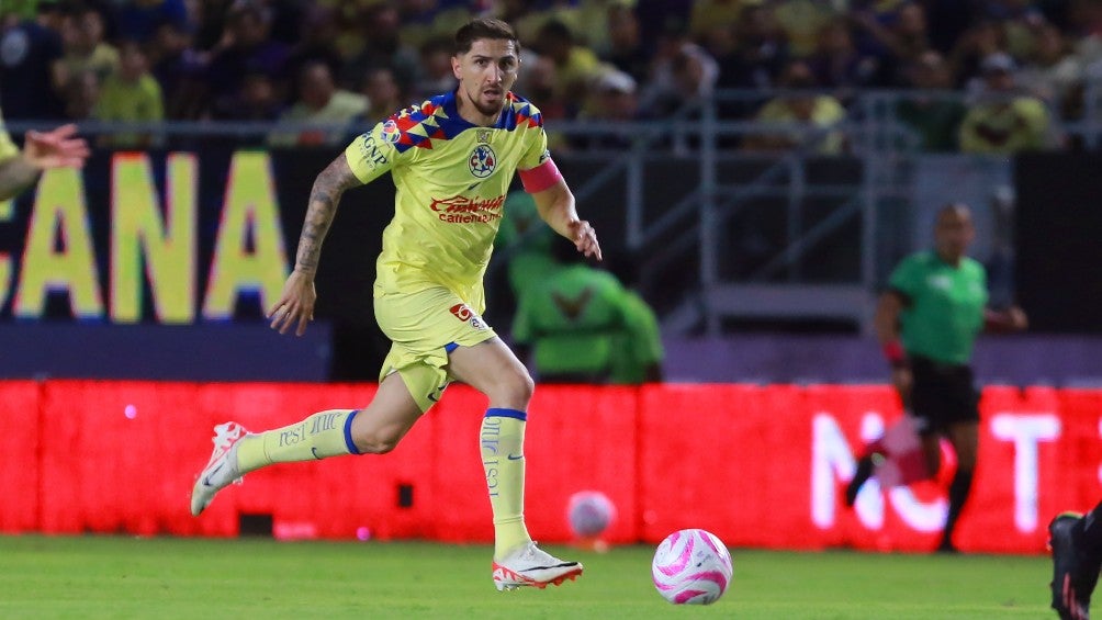 Diego Valdés controlando el balón 