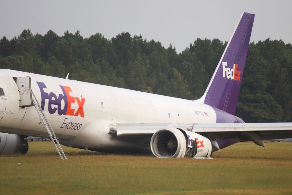 Avión de Fedex tuvo aterrizaje forzoso 