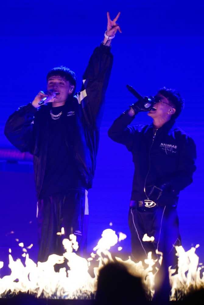 Peso Pluma y YNG Lvcas durante los Premios Billboard de Música Latina