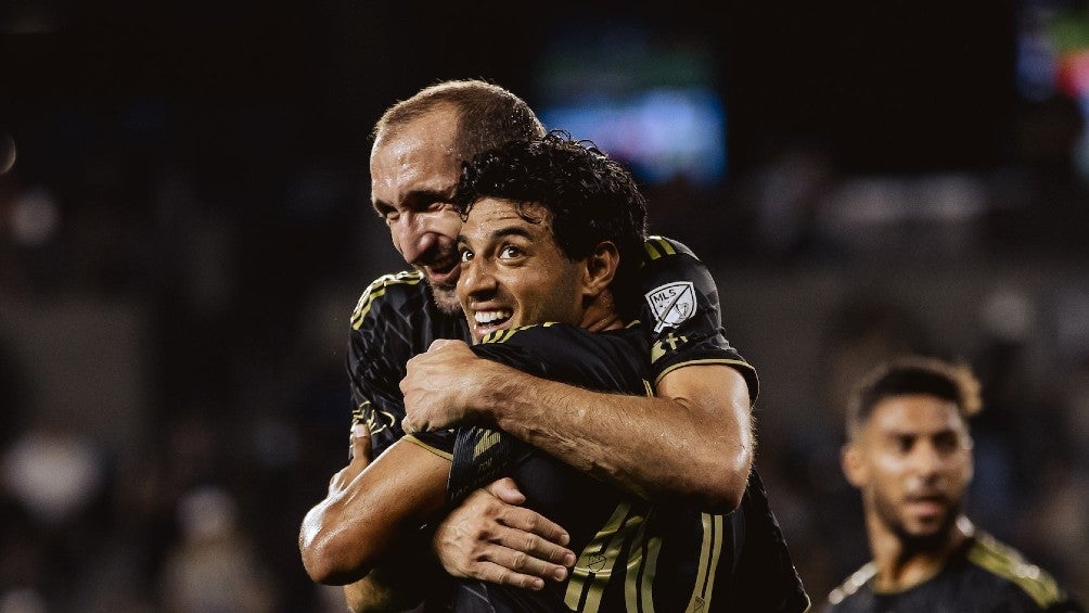 Carlos Vela celebra con Chiellini 