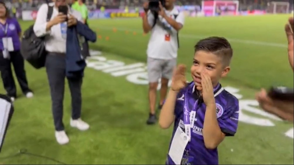 El pequeño aficionado de Mazatlán estuvo en el campo del Kraken antes del partido contra América