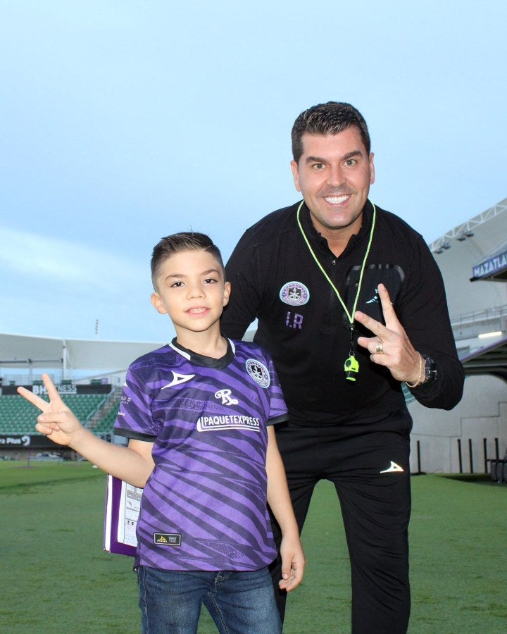 Óscar con Ismael Rescalvo, DT de Mazatlán