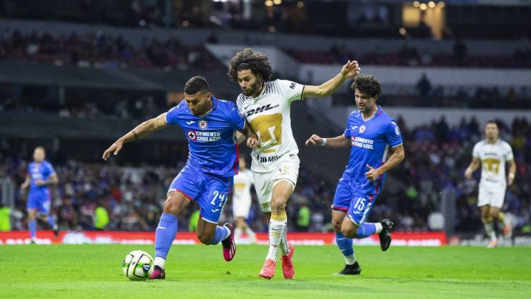 Cruz Azul enfrentando a Pumas 