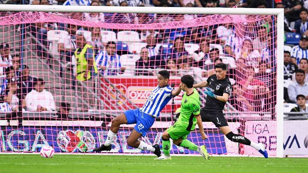 Luis Romo en el partido ante Juárez