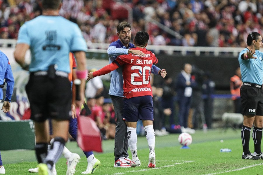 Fernando Beltrán fue a festejar con Paunovic su gol