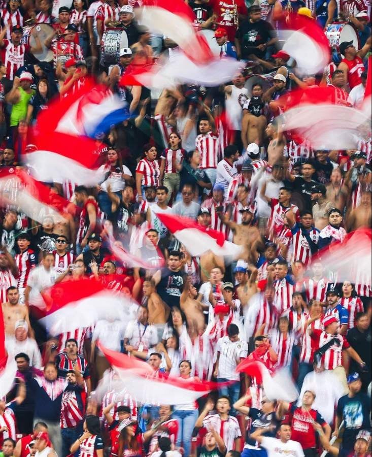 Afición de Chivas llevó serenata al equipo 