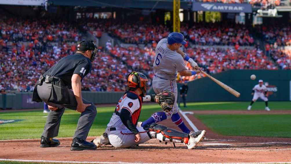 Josh Hung en la jugada del home run que hizo ante los Orioles