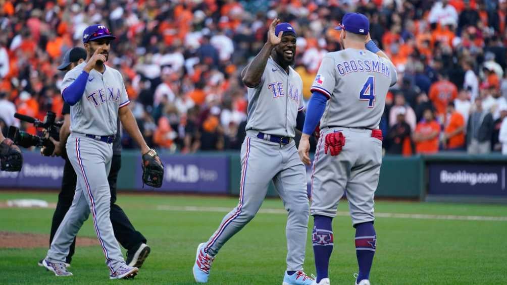 Adolis García, Robbie Grossman y Leody Taveras en celebración 