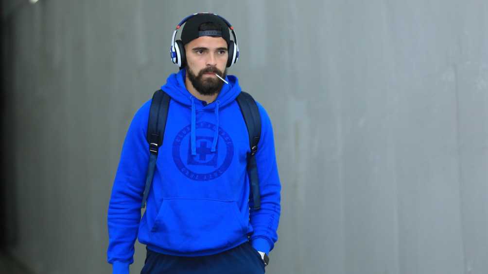 Andrés Gudiño en su llegada al Estadio Azteca