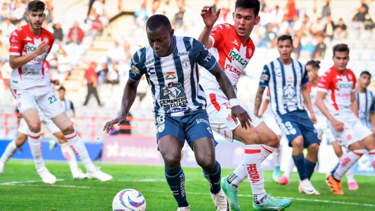 Pachuca enfrentando al Necaxa