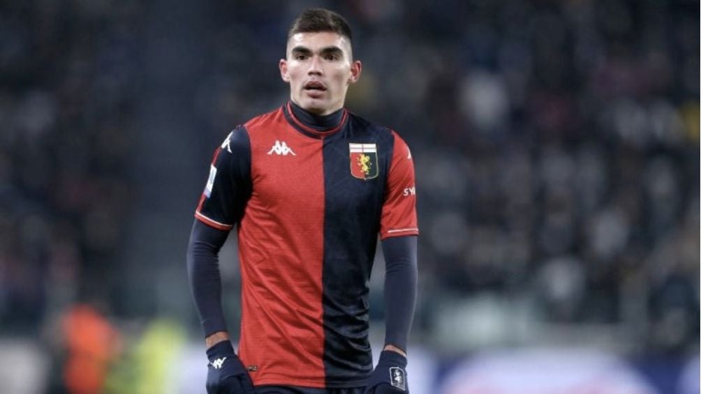 Vásquez en un partido con Genoa