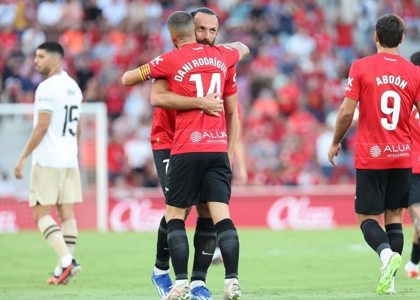 Abrazo de gol de los locales