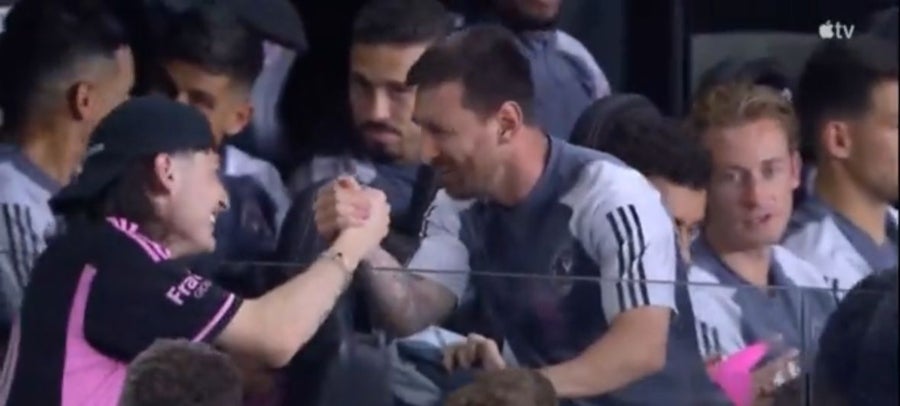 Leo Messi y Peso Pluma sonriendo