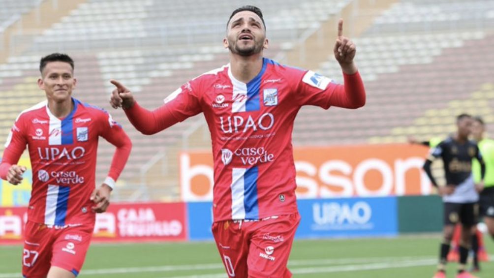 Arce durante un partido en la Liga de Perú