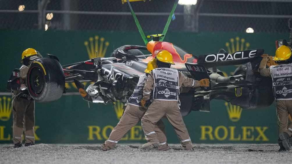 ¡De mal en peor! Checo Pérez quedó fuera de la carrera Sprint tras un choque con Ocon