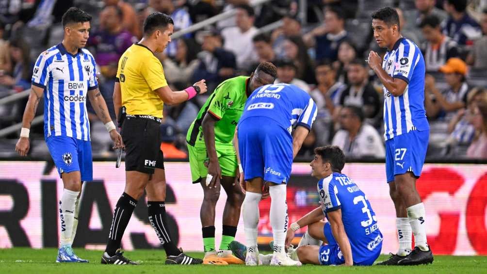 Stefan Medina, otro de los lesionados, es atendido en el campo