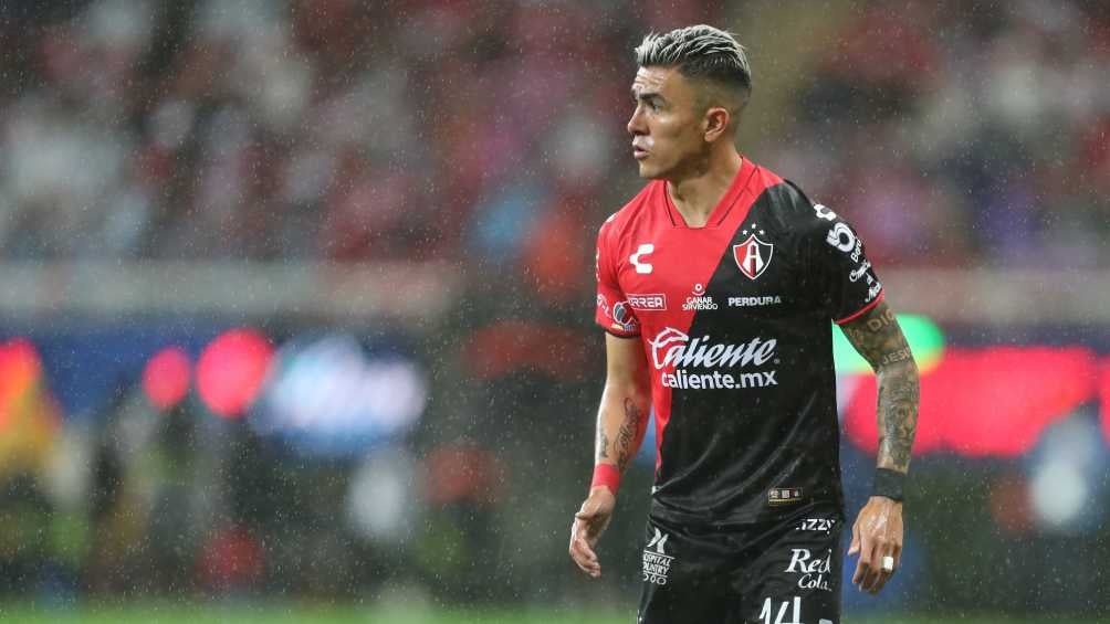 Luis Reyes en acción durante el Clásico tapatío