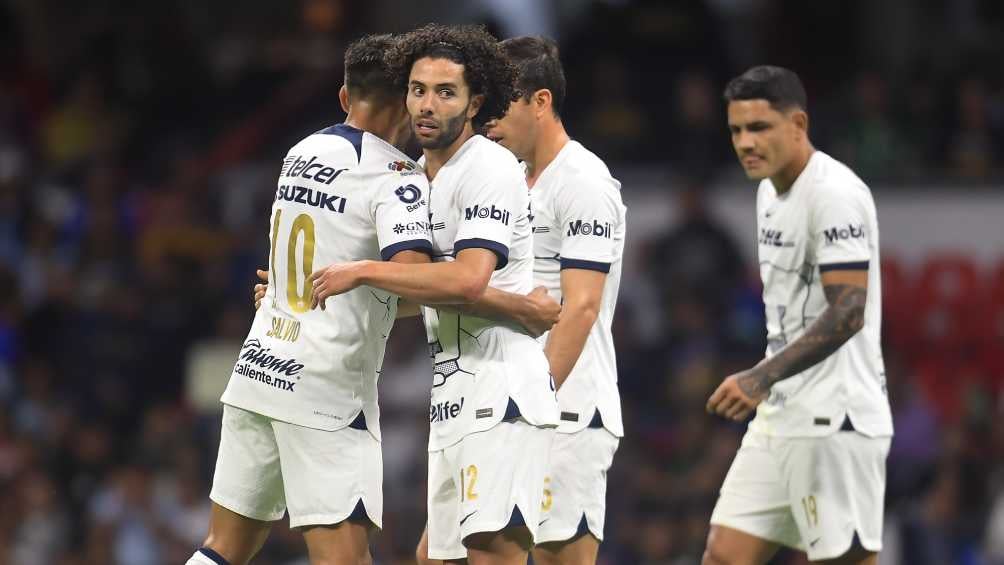 Jugadores de Pumas festejan el primer gol de 'Chino' Huerta