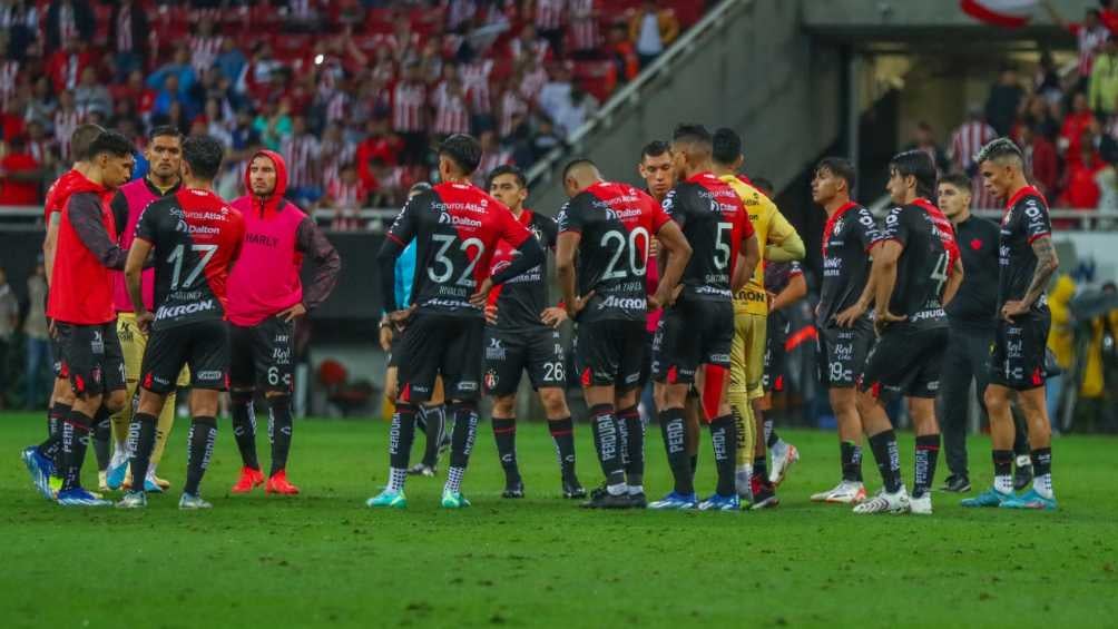 Jugadores del Atlas se lamentan tras derrota ante Chivas