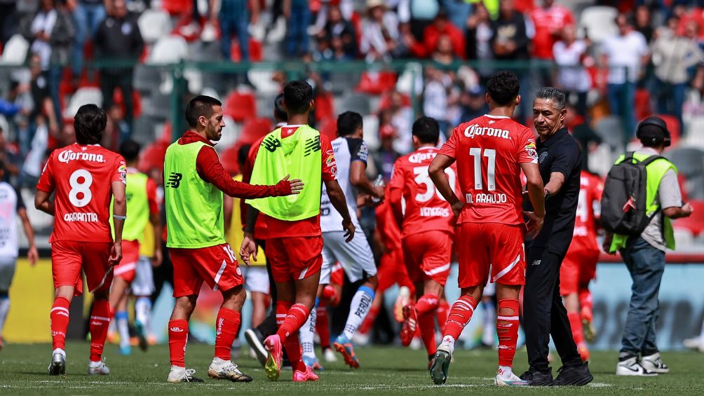 Los jugadores de Toluca saliendo del campo