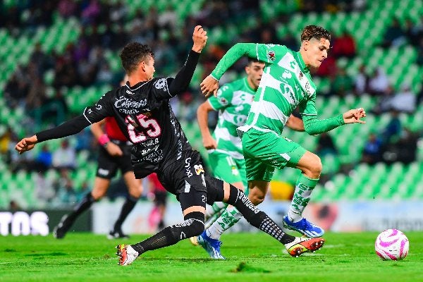 Santos y León disputando el balón