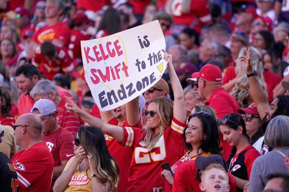 La afición de Kansas City celebra a Taylor Swift